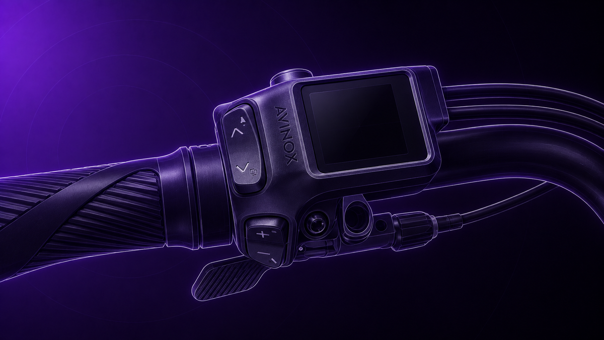 Avinox DP200 Lenkerdisplay mit fünf Tasten im violetten Tretmaschine-Technikstil