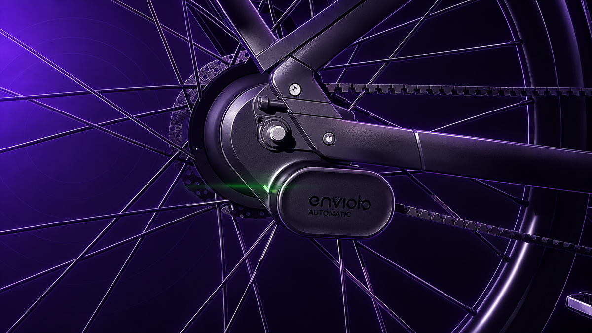 Enviolo Automatic 4 am Hinterrad mit Nabe, Riemenantrieb und Steuereinheit im violetten Tretmaschine-Skizzenstil