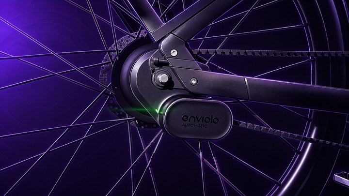 Enviolo Automatic 4 am Hinterrad mit Nabe, Riemenantrieb und Steuereinheit im violetten Tretmaschine-Skizzenstil