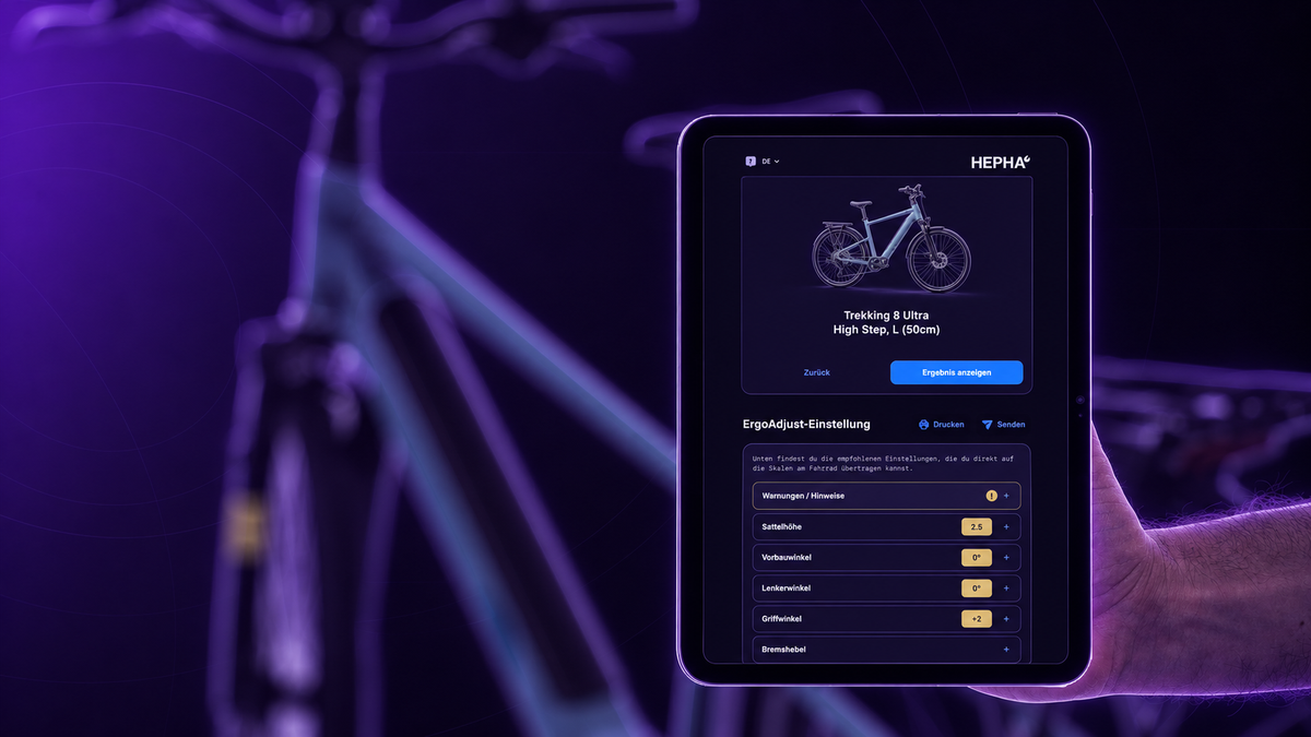 HEPHA ErgoAdjust auf einem Tablet vor bewusst unscharf dargestelltem HEPHA E-Bike im dunklen violetten Tretmaschine-Skizzenstil