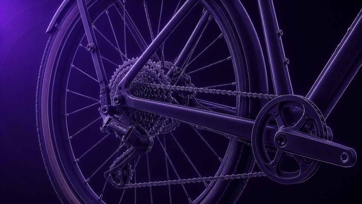 Shimano Q’AUTO-Schaltwerk und Hinterrad des Raymon Territ Auto Street im violetten Tretmaschine-Technikstil