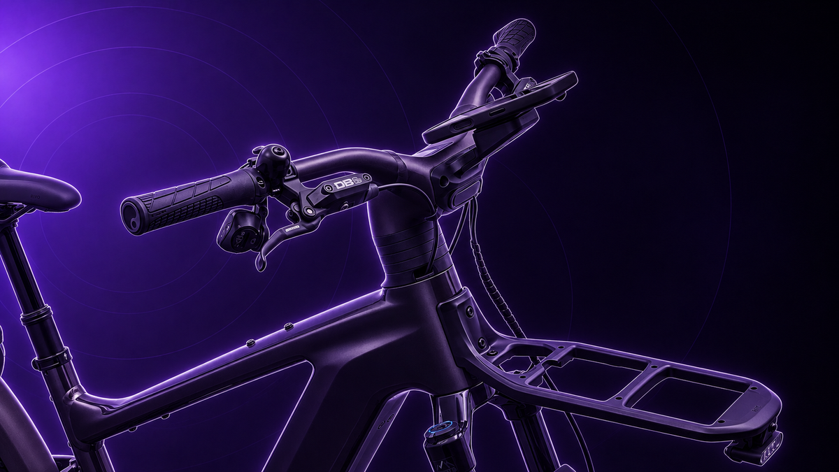 Specialized Vado 3 EVO Cockpit mit Display, Bremshebel und Frontträger im violetten Tretmaschine-Skizzenstil