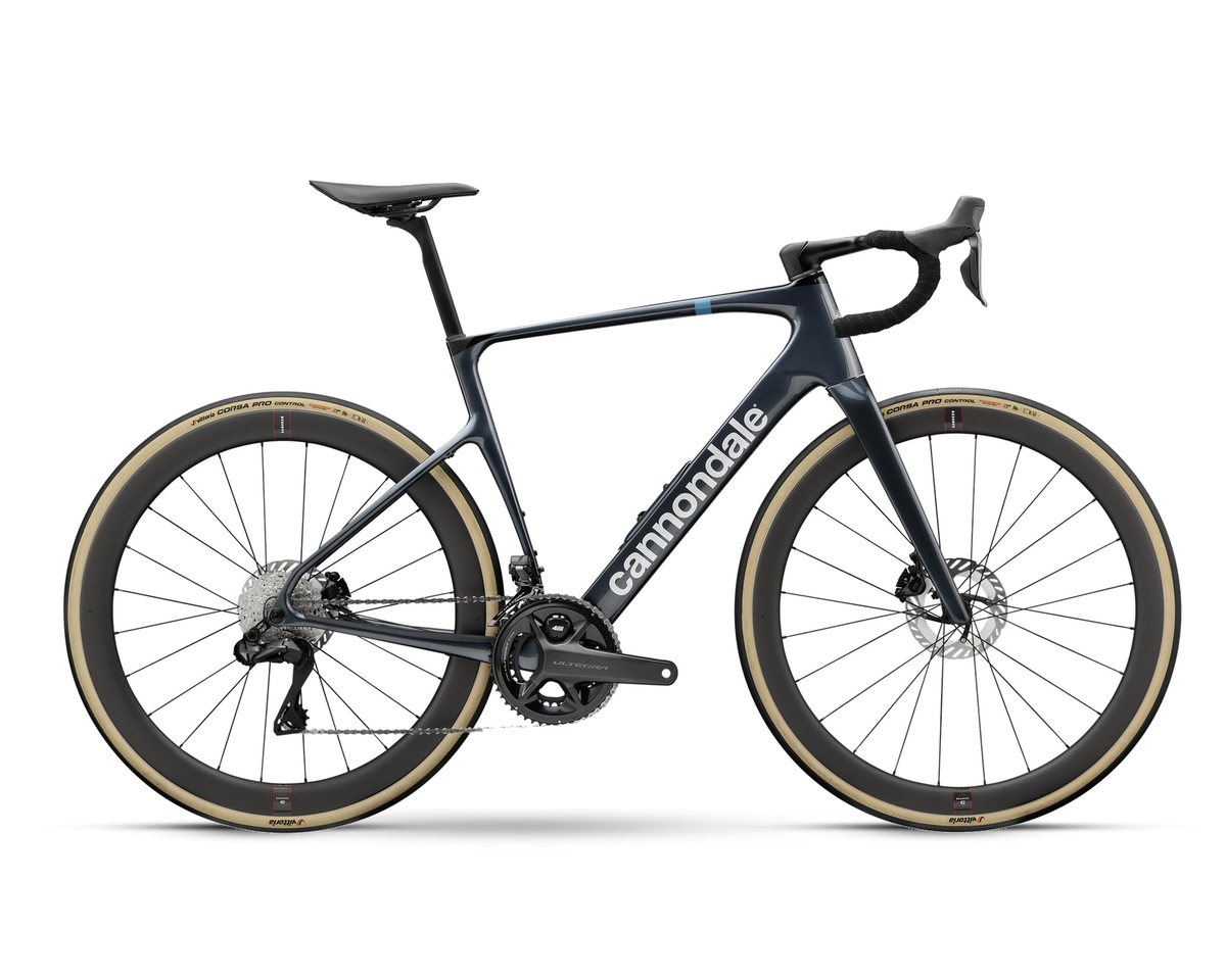 Cannondale – Synapse Carbon 1 – Tungsten Blue – 2025, Seitenansicht auf weißem Hintergrund