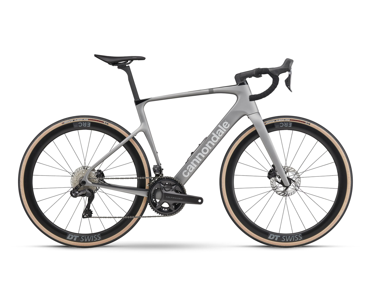 Cannondale – Synapse Carbon 2 – Grey – 2025, Seitenansicht auf weißem Hintergrund