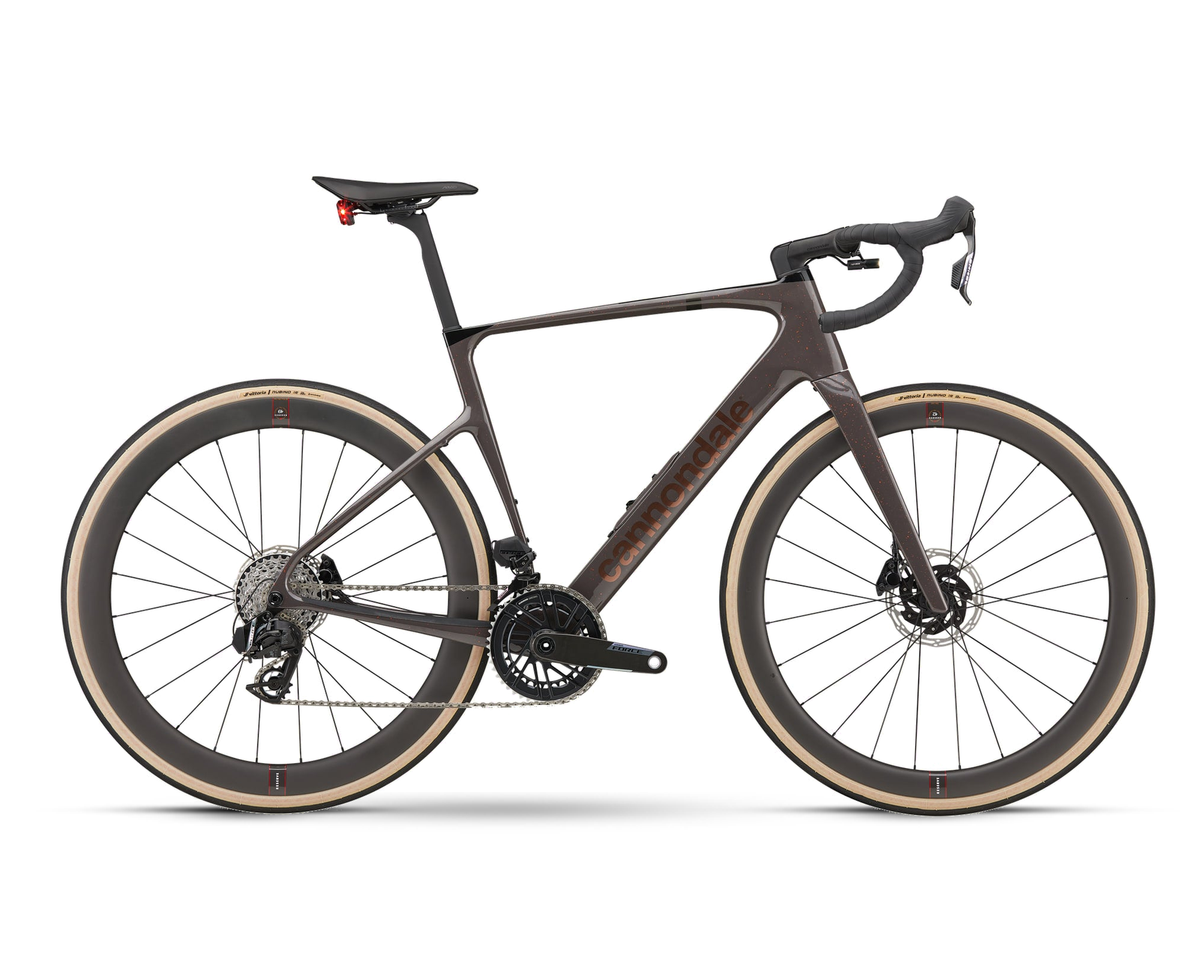 Cannondale – Synapse Carbon 2 SmartSense STVZO – Copper Ore – 2025, Seitenansicht auf weißem Hintergrund