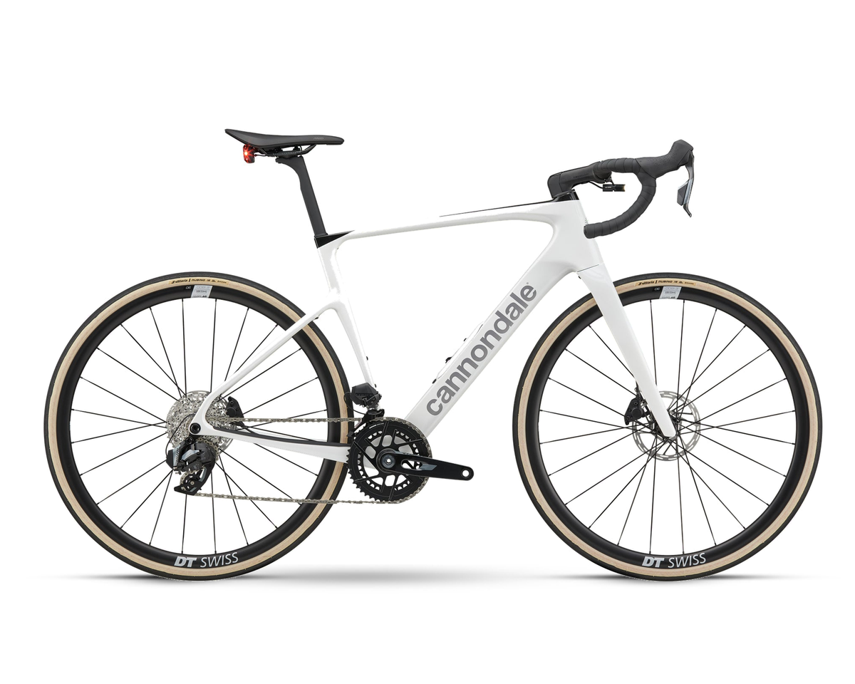 Cannondale – Synapse Carbon 3 SmartSense STVZO – Cashmere – 2025, Seitenansicht auf weißem Hintergrund