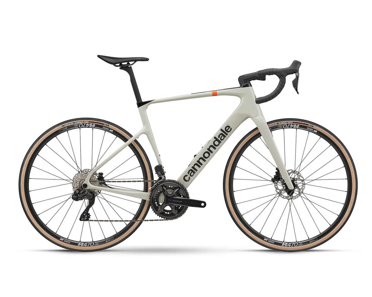 Cannondale – Synapse Carbon 4 – Chalk – 2025, Seitenansicht auf weißem Hintergrund