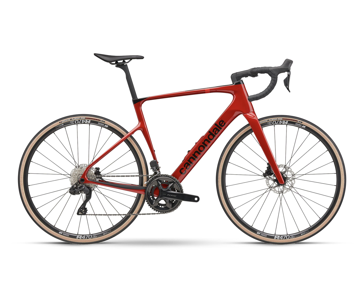 Cannondale – Synapse Carbon 4 – Metallic Red – 2025, Seitenansicht auf weißem Hintergrund