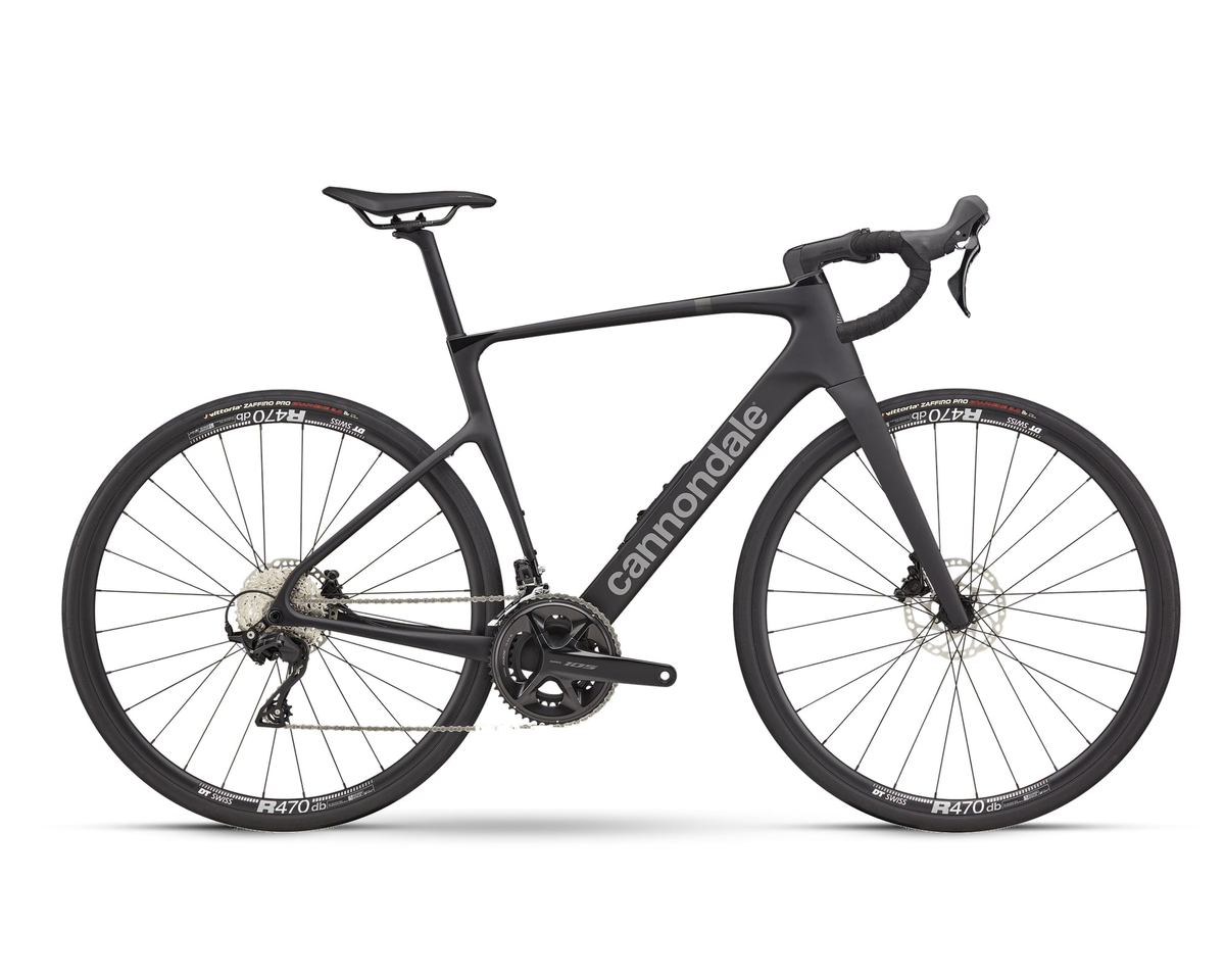 Cannondale – Synapse Carbon 5 – Black – 2025, Seitenansicht auf weißem Hintergrund