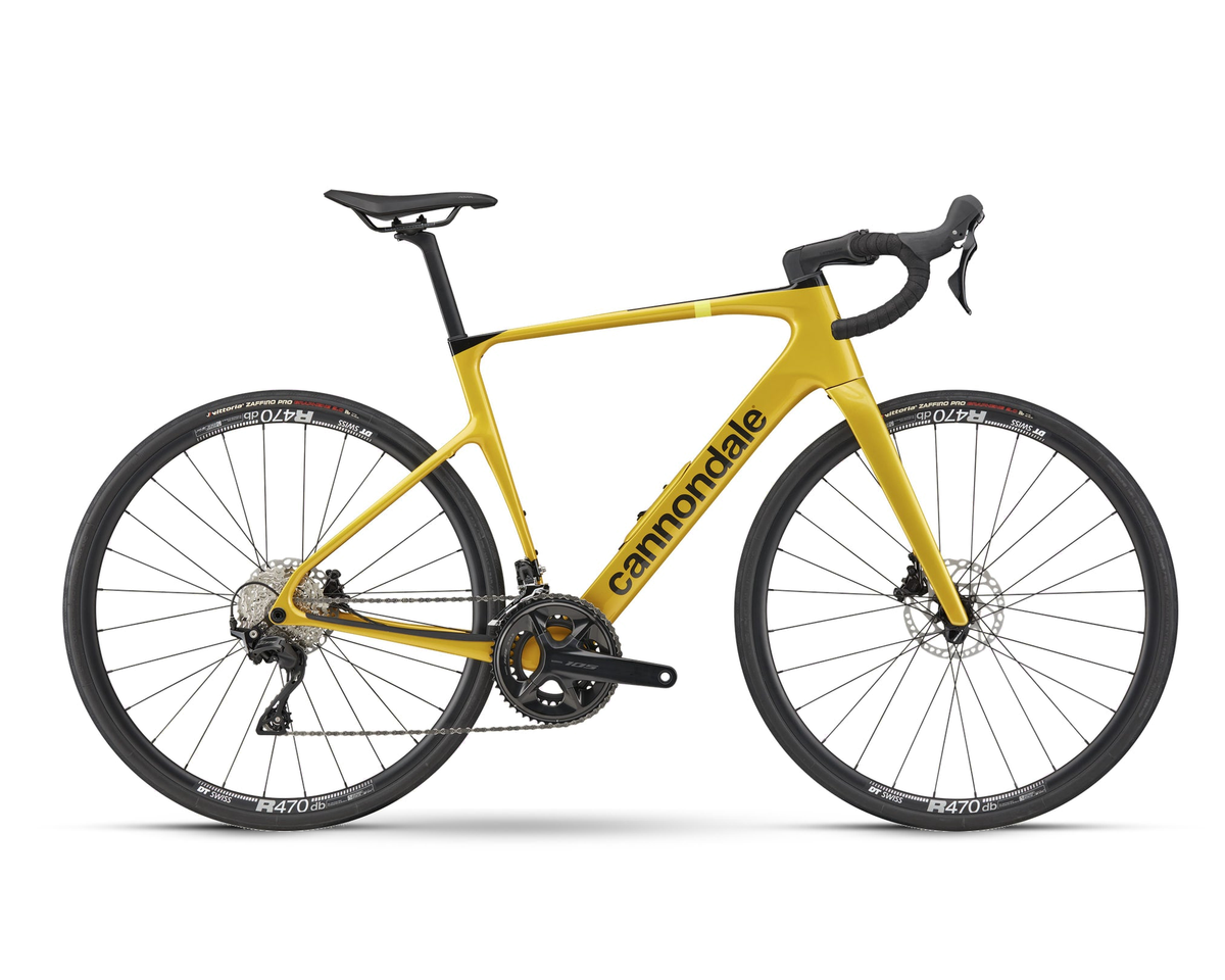 Cannondale – Synapse Carbon 5 – Phoenix Yellow – 2025, Seitenansicht auf weißem Hintergrund