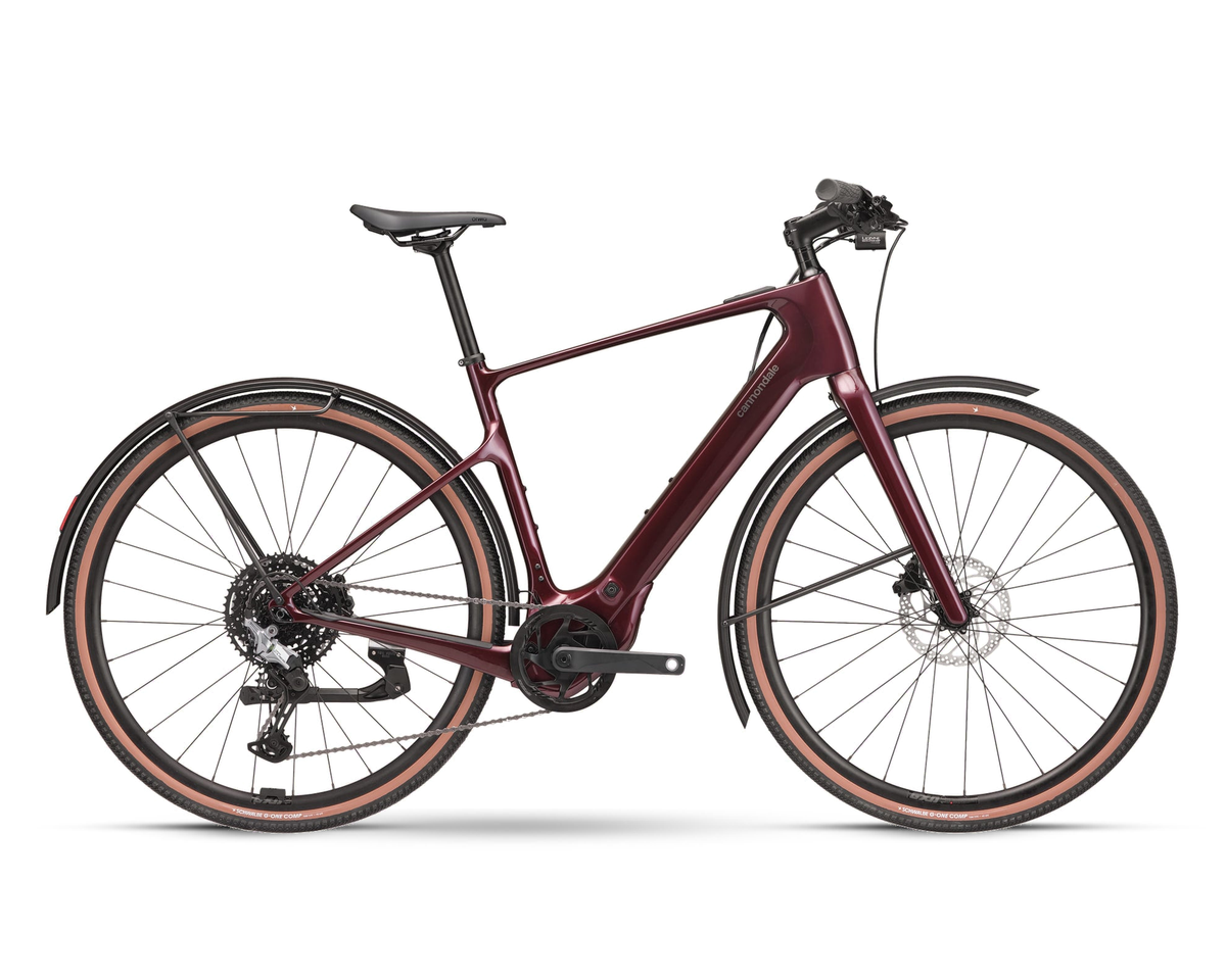 Cannondale – Tesoro Carbon 3 – Cherry Lacquer – 2026, Seitenansicht auf weißem Hintergrund