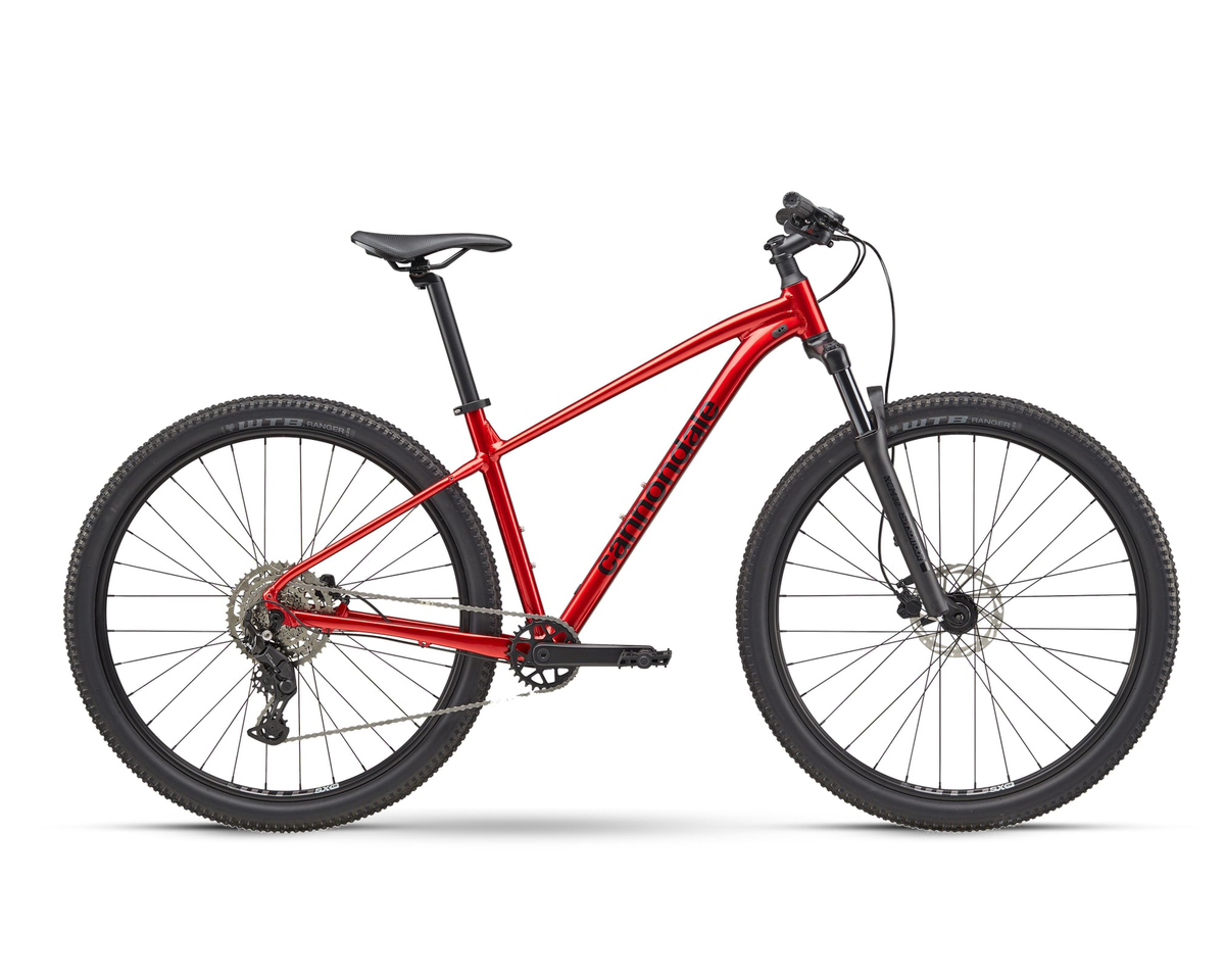Cannondale – Trail 2 – Metallic Red – 2025, Seitenansicht auf weißem Hintergrund