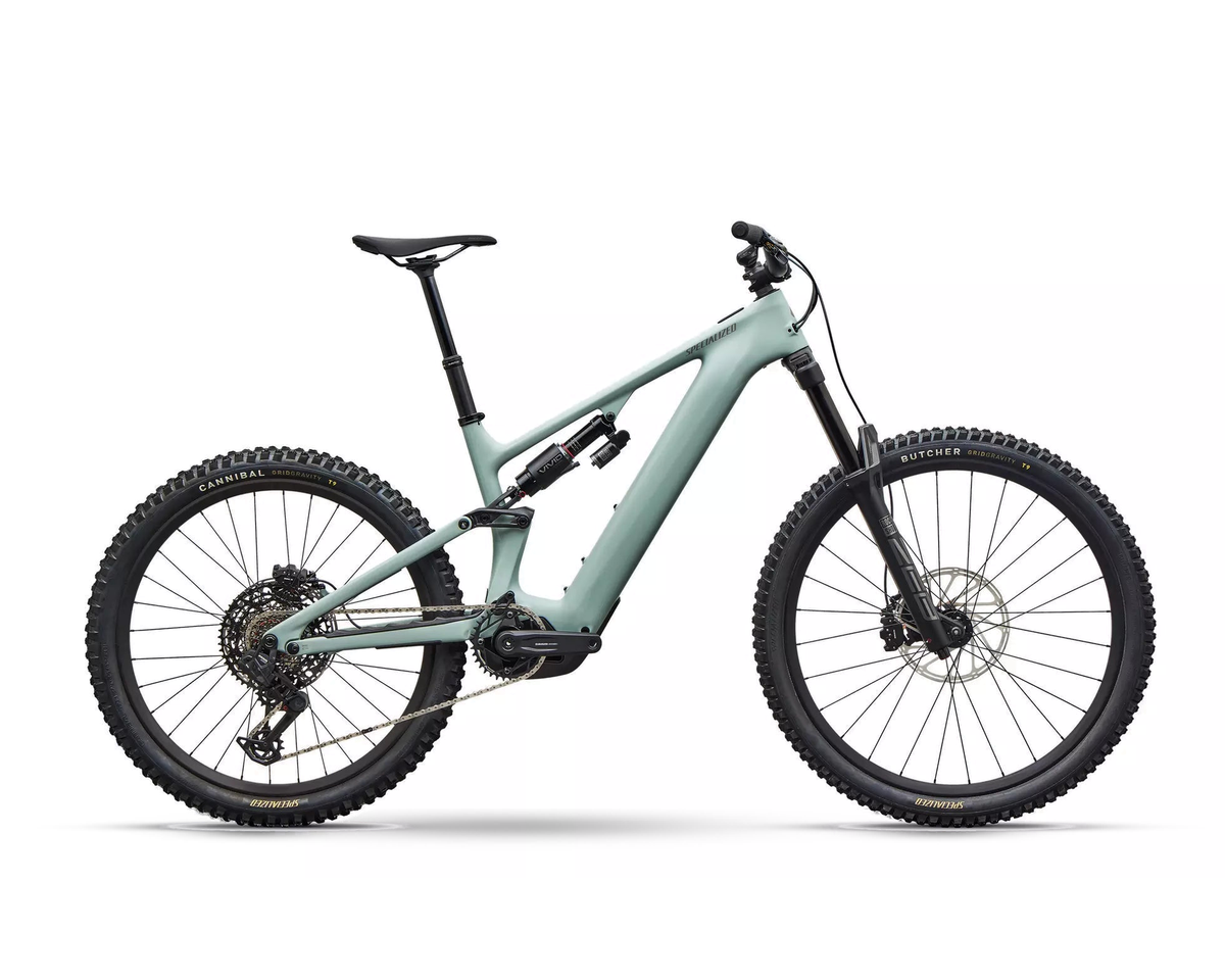 Specialized Levo 4 EVO Comp 2027 - Satin Agave Grey / Desert Metallic, Seitenansicht auf weißem Hintergrund