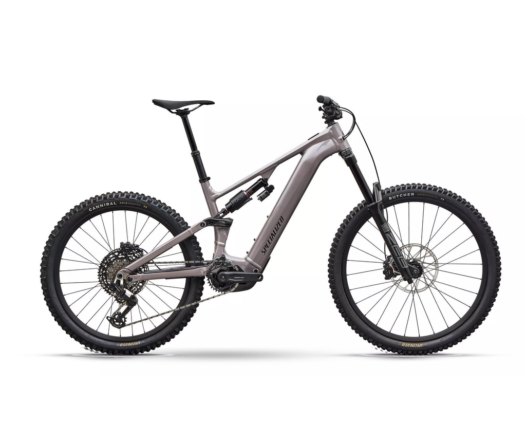 Specialized Levo 4 EVO Comp Alloy 2027 - Gloss Desert Metallic / Metallic Obsidian, Seitenansicht auf weißem Hintergrund