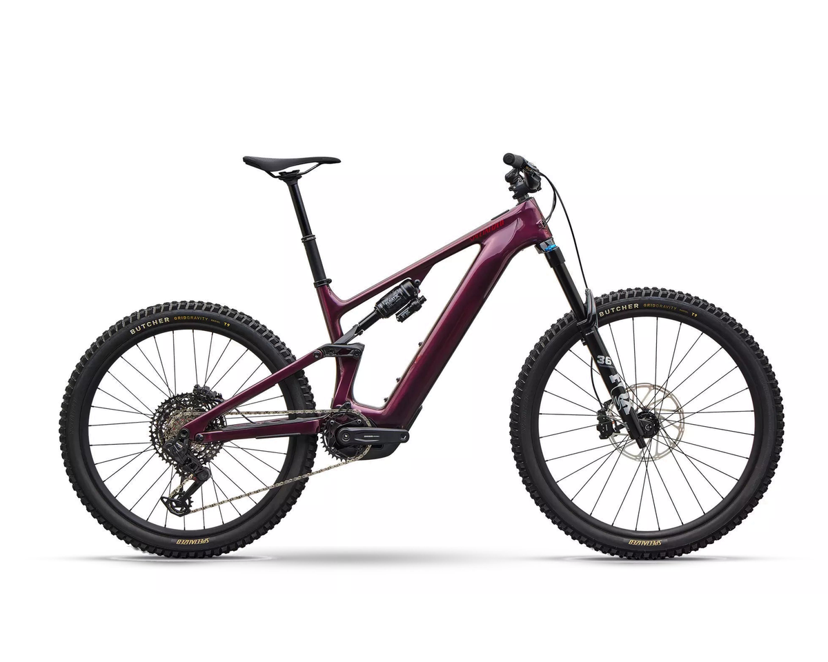 Specialized Turbo Levo 4 Comp 2027 - Gloss Bordeaux Metallic / Ruby Metallic, Seitenansicht auf weißem Hintergrund